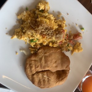 Frituras - Hojaldra y huevos revueltos con chicharron