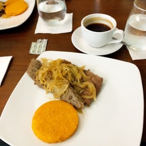 bistec encebollado con cafecito ?