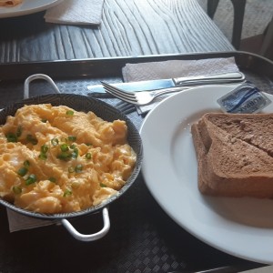 huevos con queso y pan integral 