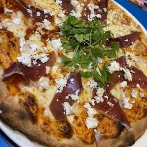 Pizza Serrano y queso feta