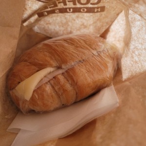 croissant pavo y queso provolone 