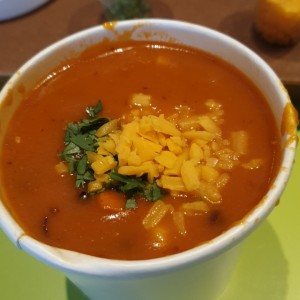 sopa de tomate con pollo y frijoles