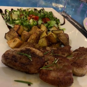 Lomo de cerdo al romero con ensalada y papas