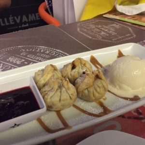 Wontons de queso y dulce de leche con helado