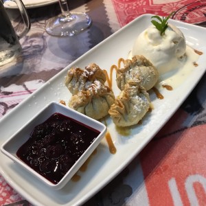 Wontons de queso y dulce de leche con helado