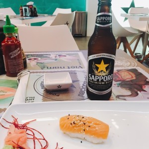 Nigiri de Salmon Fresco y Sapporo