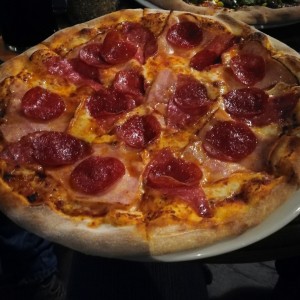 Pizza 3 quesos + Pepperoni