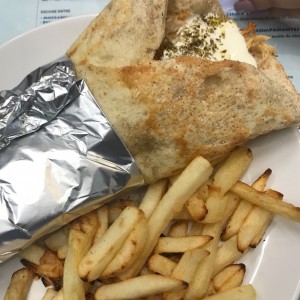 gyro de pollo en cono con papitas 