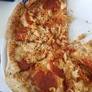 pizza de peperoni con extra pollo