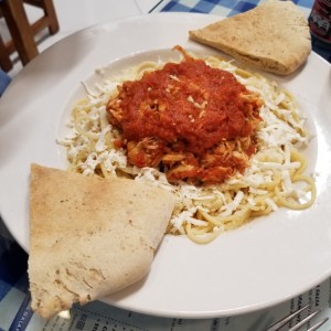 spaghetini con pollo en salsa roja
