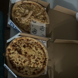 Pizza de pollo y pizza de ajo 
