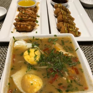sopa Yasaitame Ramen de pollo, gyoza de camaron y croquetas de salmon