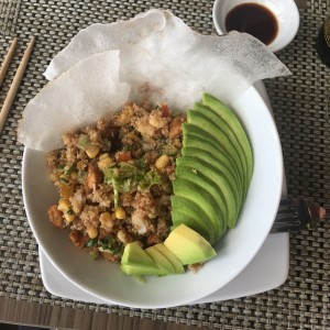 Ensalada de quinoa, aguacate y pollo