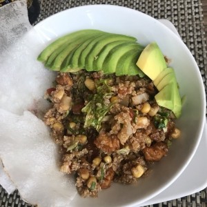 Ensalada de Quinoa, aguacate y Pollo
