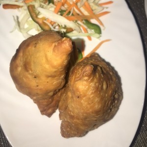 STARTERS VEGETARIAN - SAMOSA (2 PIECES)