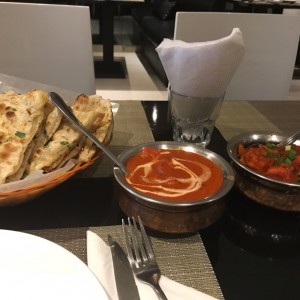 Butter Chicken, Shrimp tikka masala y Garlic Naan