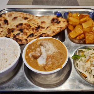 CHICKEN KORMA con Arroz Basmati, Naan (pan tipo hojadra) papas fritas y ensalada  de repollo