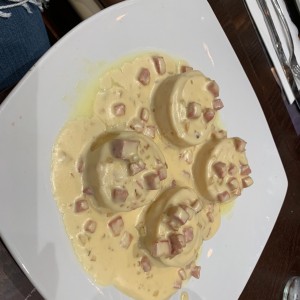 Rollos en salsa alfredo/carbonara