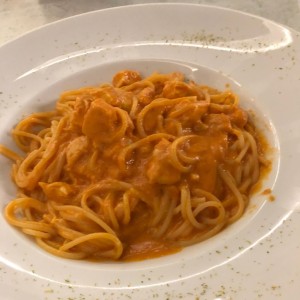 Spaghetti en salsa rosasa con pollo