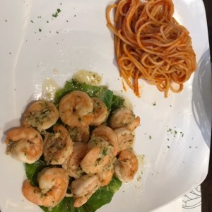 Camarones al ajillo y pasta pomodoro