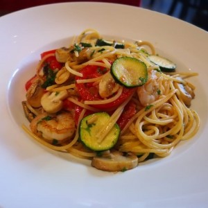 Pasta de vegetales y camarones