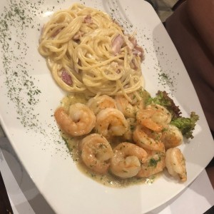 carbonara con camarones al ajillo 