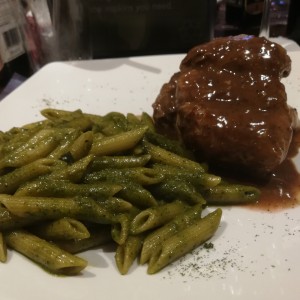 Filete a la pimienta con pennes al pesto