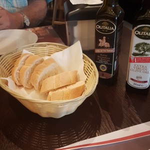 pan de la casa con vinagre balsamico y aceite de oliva