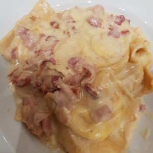 Raviolis de queso en salsa carbonara (salsa blanca con bacon)