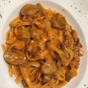 Pasta en salsa rosada con salchicha italiana