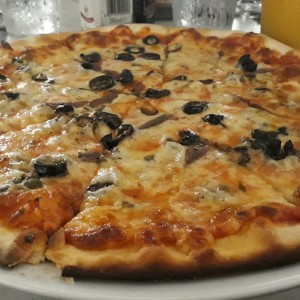 pizza con anchoas aceitunas negras