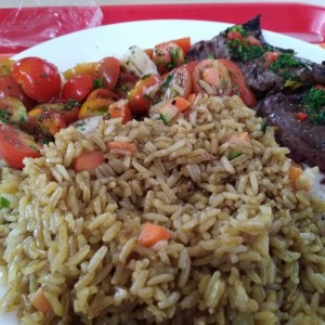 Steak, arroz con vegetales y ensalada capresse