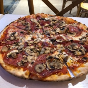 pizza peperoni y hongos