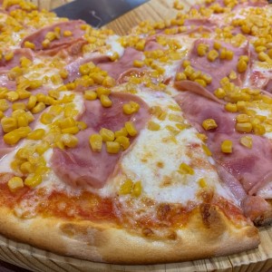 Pizza de Jamon con Maiz