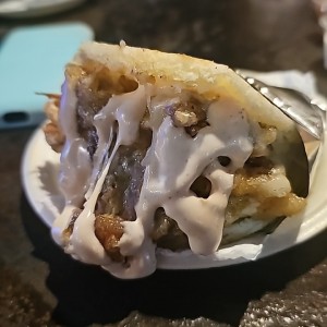 Arepa Rellena de Carne, Pollo, Chicharrón y Queso