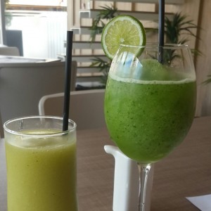 Jugo de kiwi y limonada de hierbabuena