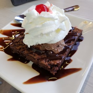 Brownie y helado de chocolate suizo