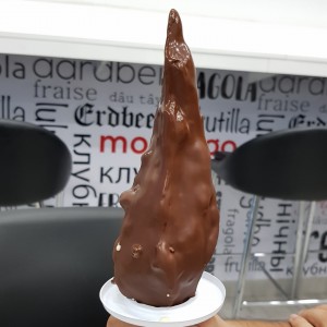 Cono grande con cobertura de chocolate