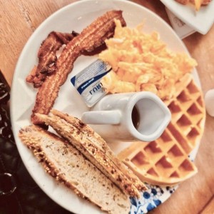 Moccas Breakfast (Medio Waffle, 2 Tocinos, 2 Huevos Revueltos y Baguette) 