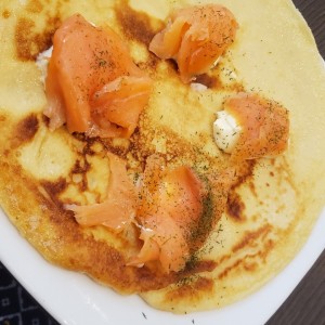 Waffle de salmon y queso brie