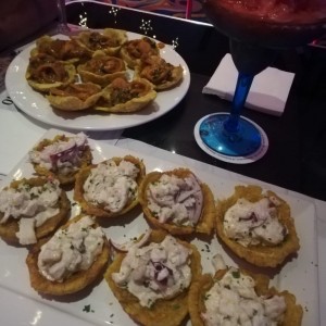 Patacones de ceviche y cerdo BBQ 