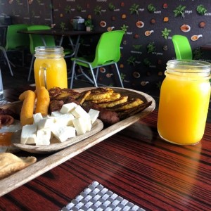 jugo de naranja natural con un desayuno para compartir