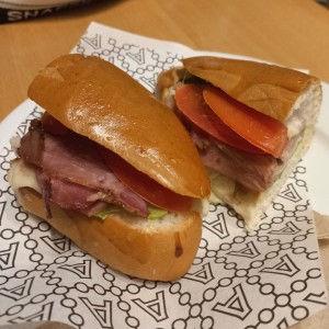 Sandwich de pernil y provolone