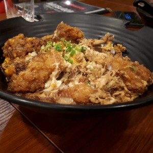 Gyodon (filete de pollo apanado sobre arroz y huevo)