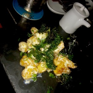 shrimp tempura con aioli de wasabi