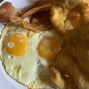 Huevos fritos con bacon y hojaldras.