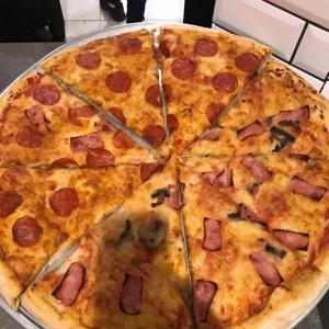 pizza de peperoni jamon y hongos