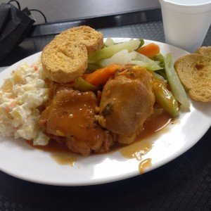 patitas de puerco guisada y ensalada de papa