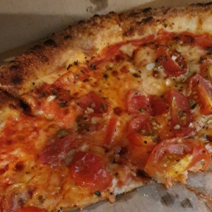 Pizza con Tomate y Ajo