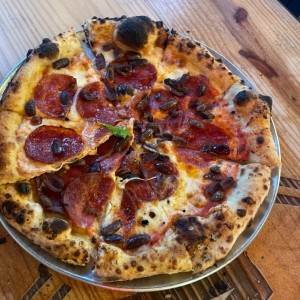 pizza de peperonni y aceitunas negras.